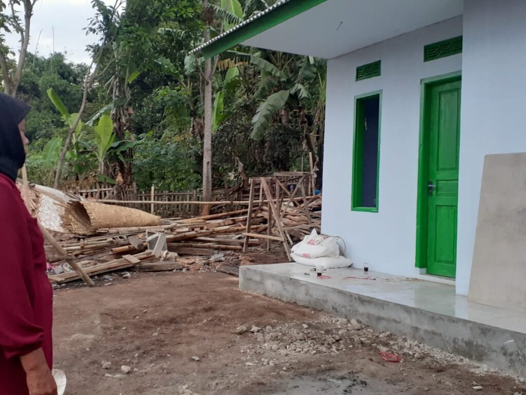 Senyum Bahagia Emak Anah saat Rumahnya Hampir Selesai di TMMD Ke-120