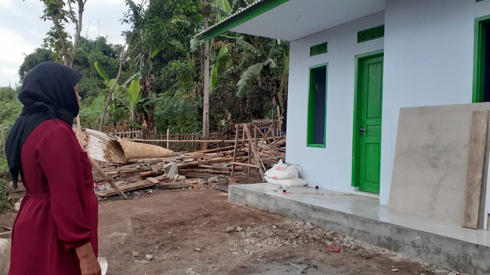 Senyum Bahagia Emak Anah saat Rumahnya Hampir Selesai di TMMD Ke-120