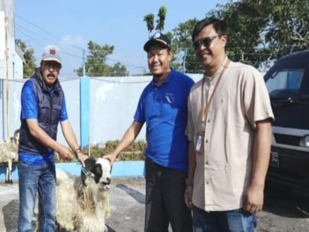 PDAM Tirta Intan Garut Salurkan Hewan Kurban ke Wilayah Sumber Air