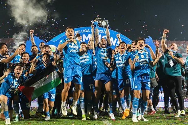 Pemerintah Provinsi Jawa Barat Gelar Prosesi Arak-arakan Pemain Persib Bandung Gunakan Bus Bandros