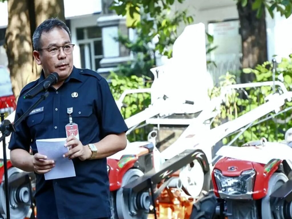 Pj. Bupati Purwakarta Serahkan 33 Hand Traktor Bantuan dari Kementerian Pertanian