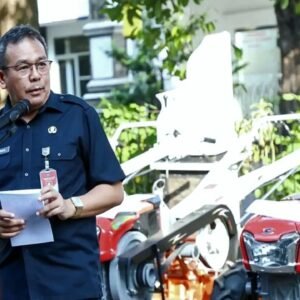 Pj. Bupati Purwakarta Serahkan 33 Hand Traktor Bantuan dari Kementerian Pertanian