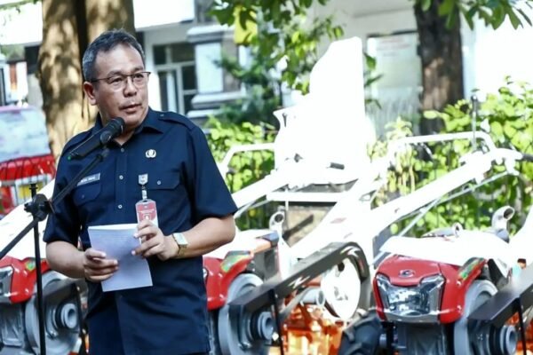 Pj. Bupati Purwakarta Serahkan 33 Hand Traktor Bantuan dari Kementerian Pertanian