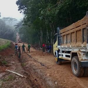 Warga Semangat Ikuti Program TMMD ke-120 Kodim 0421/LS Meratakan Pasir Jalan Onderlagh