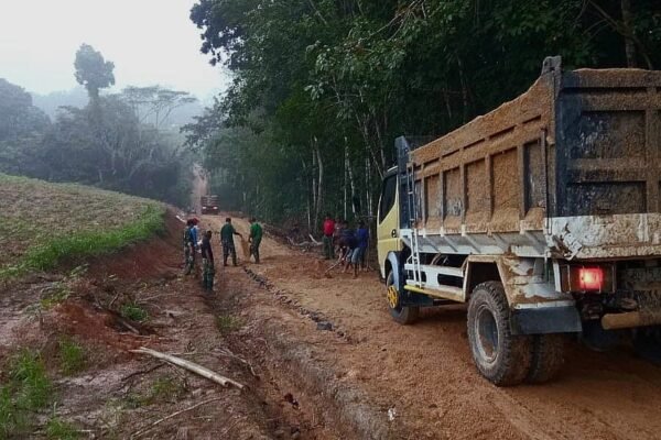 Warga Semangat Ikuti Program TMMD ke-120 Kodim 0421/LS Meratakan Pasir Jalan Onderlagh