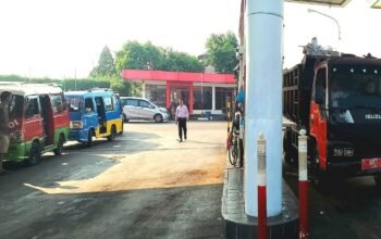 Hari Raya Idul Adha di Purwakarta Diwarnai Antriaan Panjang Kendaraan di SPBU