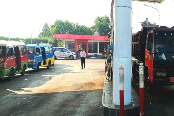 Hari Raya Idul Adha di Purwakarta Diwarnai Antriaan Panjang Kendaraan di SPBU