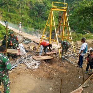 TNI Bersama Vertical Rescue Indonesia Bangun Jembatan Gantung Penghubung Garut-Cianjur