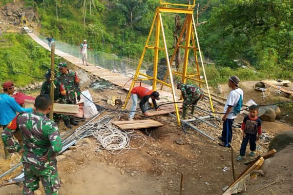 TNI Bersama Vertical Rescue Indonesia Bangun Jembatan Gantung Penghubung Garut-Cianjur