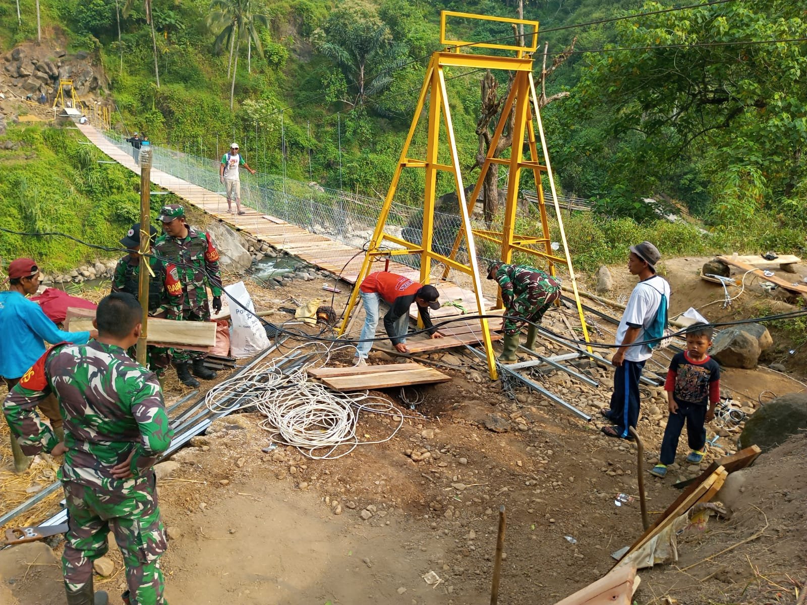 Jembatan Gantung Penghubung Garut-Cianjur Dibangun TNI - Locus Online