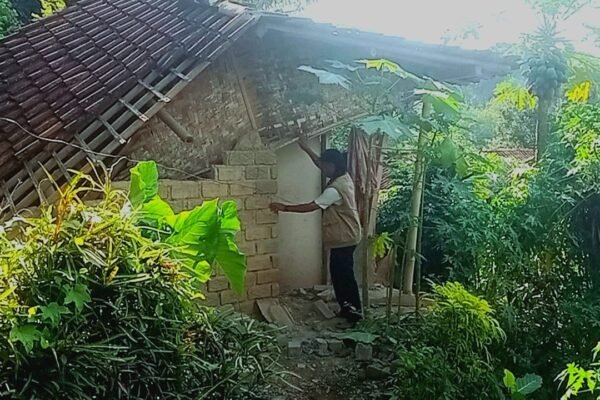 Kepala Desa Kertamukti Tinjau Rumah Ambruk Milik Seorang Lansia, Berharap Pemda KBB Turun Tangan