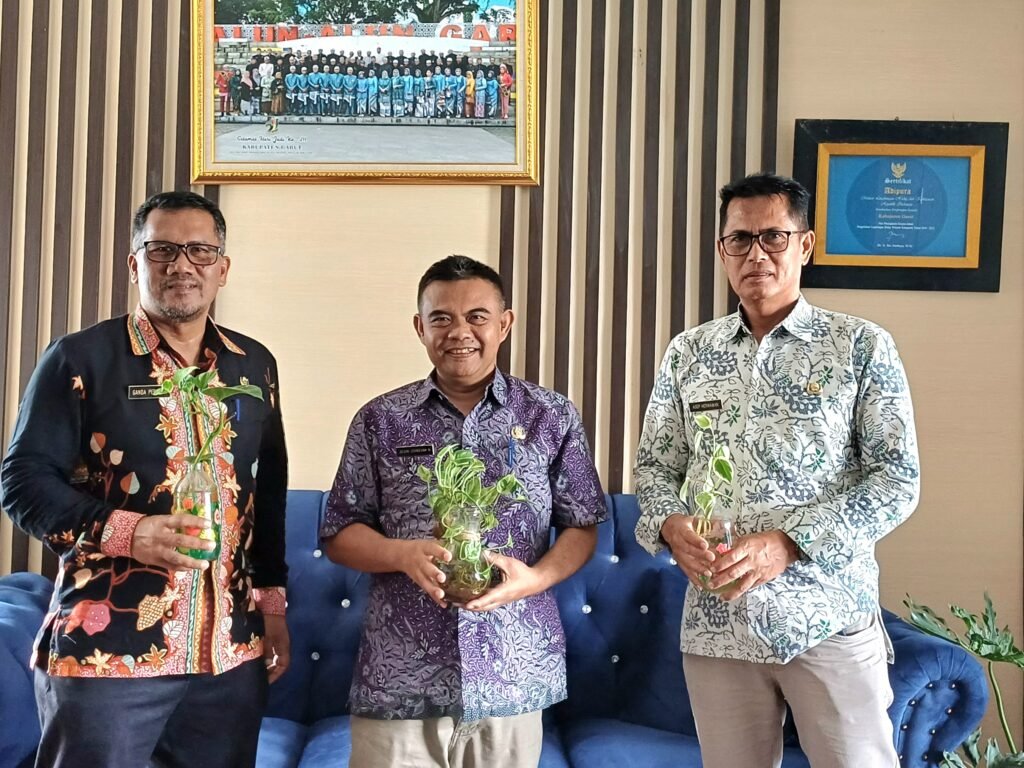 Dinas Lingkungan Hidup (DLH), Pejabat Garut Kompak Sumbangkan Tanaman Selamatkan Lingkungan