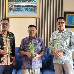 Dinas Lingkungan Hidup (DLH), Pejabat Garut Kompak Sumbangkan Tanaman Selamatkan Lingkungan