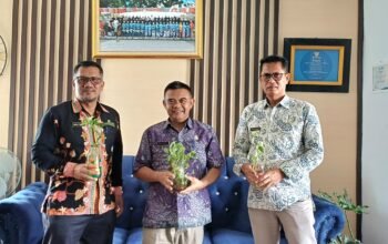 Kasatpol PP Garut, Ganda Permana (batik hitam), saat berkunjung ke Dinas Lingkungan Hidup (DLH), Pejabat Garut Kompak beberapa tahun lalu sebelum Sumbangkan Tanaman Selamatkan Lingkungan