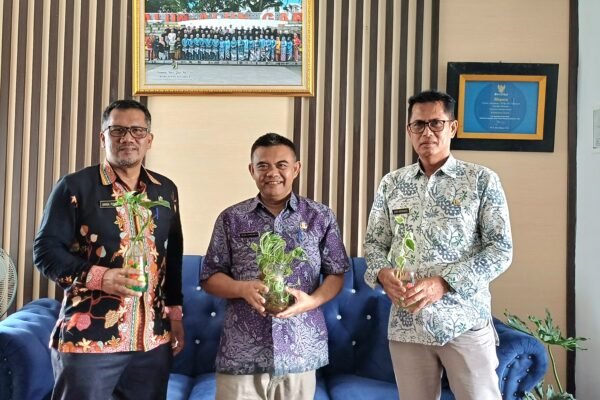 Dinas Lingkungan Hidup (DLH), Pejabat Garut Kompak Sumbangkan Tanaman Selamatkan Lingkungan