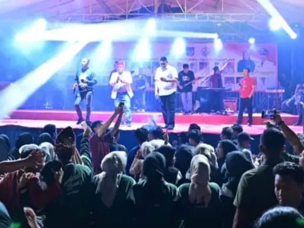 Penampilan Trio Bupati Kapolres Dandim Sukses Hibur Masyarakat di Kalianda Fair 2024