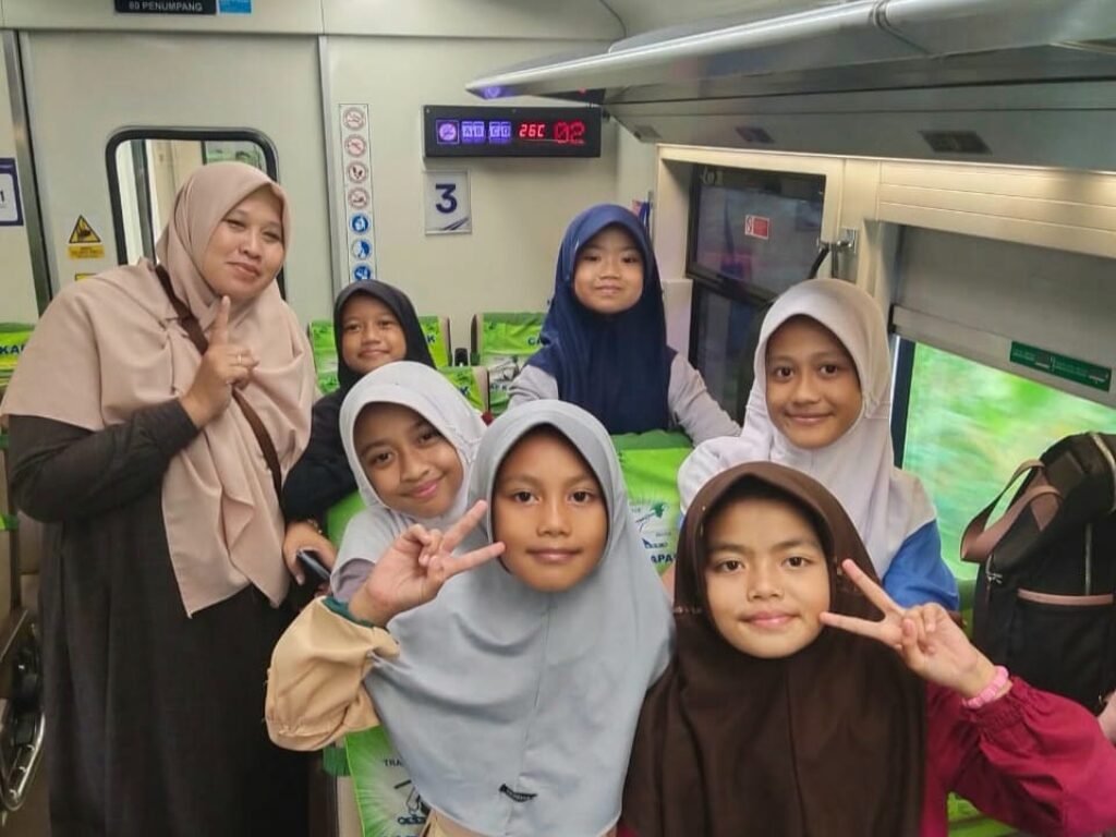 PT KAI Stasiun Tasikmalaya Ajak Anak Yatim Berkesan Naik Kereta