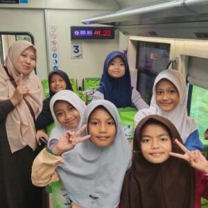 PT KAI Tasikmalaya Ajak Anak Yatim Berkesan Naik Kereta