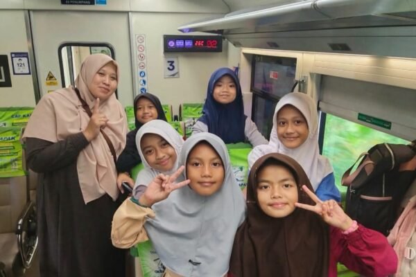 PT KAI Stasiun Tasikmalaya Ajak Anak Yatim Berkesan Naik Kereta