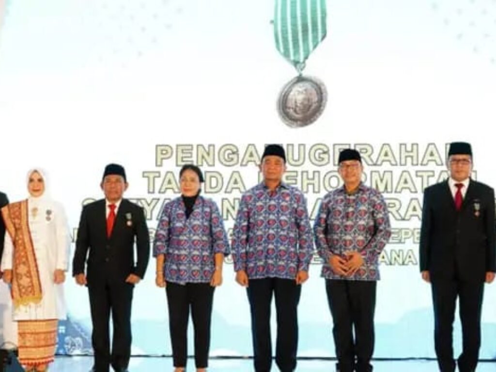 Bupati dan Ketua TP PKK Lamsel Satu-satunya Wakil dari Pulau Sumatra Yang Terima Tanda Kehormatan Satyalancana Wira Karya