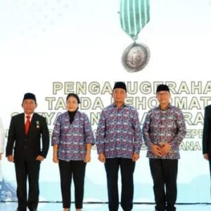 Bupati dan Ketua TP PKK Lamsel Satu-satunya Wakil dari Pulau Sumatra Yang Terima Tanda Kehormatan Satyalancana Wira Karya