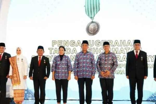 Bupati dan Ketua TP PKK Lamsel Satu-satunya Wakil dari Pulau Sumatra Yang Terima Tanda Kehormatan Satyalancana Wira Karya