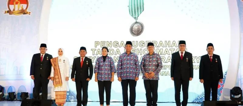 Bupati dan Ketua TP PKK Lamsel Satu-satunya Wakil dari Pulau Sumatra Yang Terima Tanda Kehormatan Satyalancana Wira Karya