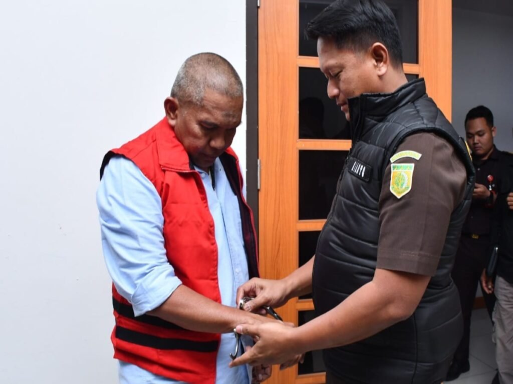 Tim Penyidik Kejati Jabar Menahan Eks Pj Bupati Bandung Barat Atas Dugaan Korupsi Pasar