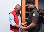 Tim Penyidik Kejati Jabar Menahan Eks Pj Bupati Bandung Barat Atas Dugaan Korupsi Pasar