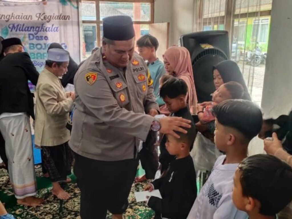 Anak Yatim Piatu di Majlis Ta’lim Al Hidayah Bojong Menerima Santunan dalam Kegiatan Kepedulian Sosial