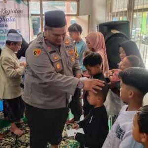 Anak Yatim Piatu di Majlis Ta'lim Al Hidayah Bojong Menerima Santunan dalam Kegiatan Kepedulian Sosial