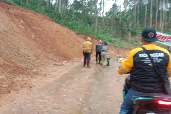 Jalan Kampung Tugu Desa Sindangjaya Bandung Barat Sulit Dilalui Kendaraan Saat Hujan