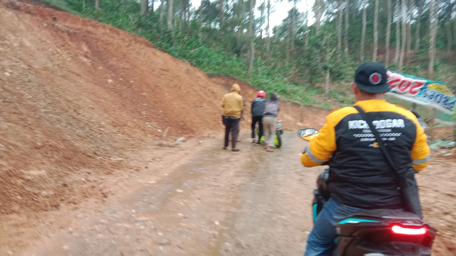 Jalan Kampung Tugu Desa Sindangjaya Bandung Barat Sulit Dilalui Kendaraan Saat Hujan