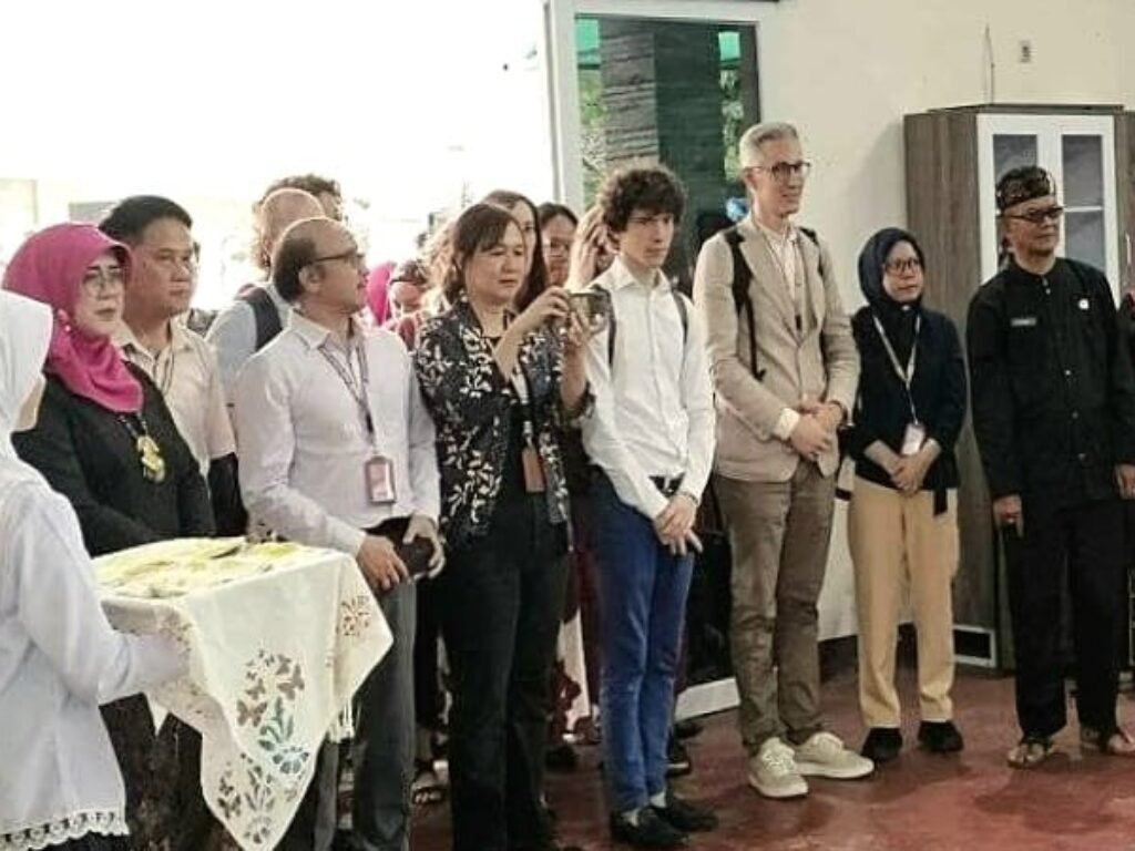 Kunjungan Peserta ASEAN Summer School ke SMPN 2 Kota Bandung untuk Praktik Kantin Sehat