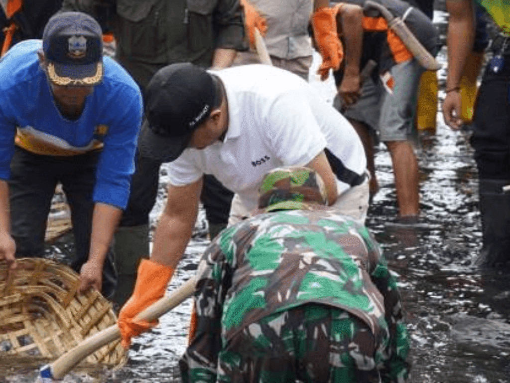 Keseriusan Dinas Lingkungan Hidup Tangani Sampah Sisir Sungai Cikendi Kerahkan Ratusan Personil