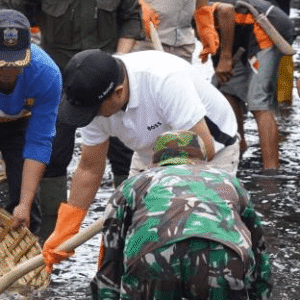 Keseriusan Dinas Lingkungan Hidup Tangani Sampah Sisir Sungai Cikendi Kerahkan Ratusan Personil
