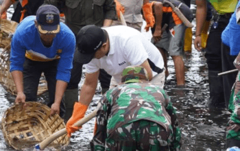 Keseriusan Dinas Lingkungan Hidup Tangani Sampah Sisir Sungai Cikendi Kerahkan Ratusan Personil