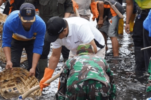 Keseriusan Dinas Lingkungan Hidup Tangani Sampah Sisir Sungai Cikendi Kerahkan Ratusan Personil