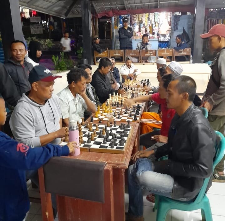 Andhi Jalal dari Desa Simpang, Kecamatan Wanayasa, Kabupaten Purwakarta, meraih gelar Juara Pertama kompetisi Catur Merdeka 2024 di tingkat Kabupaten Purwakarta.