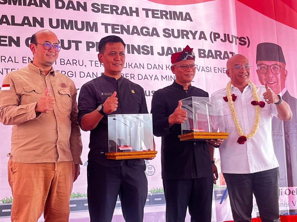 Anggota Komisi 7 DPR RI Menghadiri Peresmian dan Serah Terima PJUTS di Desa Kandang Mukti
