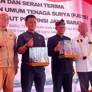 Anggota Komisi 7 DPR RI Menghadiri Peresmian dan Serah Terima PJUTS di Desa Kandang Mukti