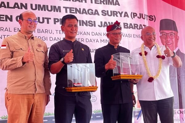 Anggota Komisi 7 DPR RI Menghadiri Peresmian dan Serah Terima PJUTS di Desa Kandang Mukti