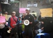 Warga Kampung Pos Wetan di Bandung Barat Menggelar Aksi Unjuk Rasa Terkait Penutupan Akses Jalan