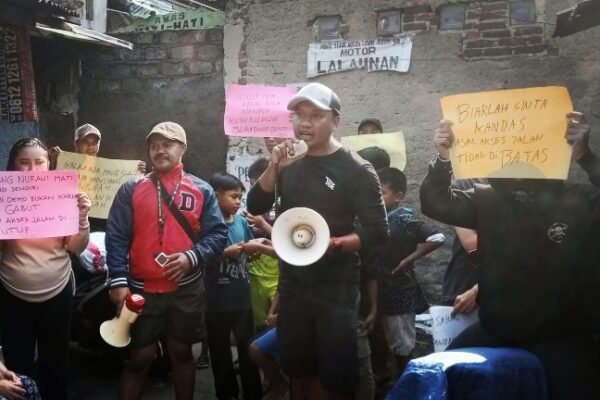 Warga Kampung Pos Wetan di Bandung Barat Menggelar Aksi Unjuk Rasa Terkait Penutupan Akses Jalan
