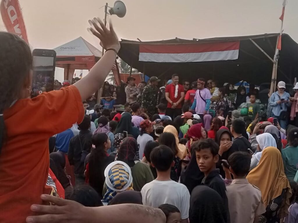 Ribuan Warga Sambut Kedatangan Hengky Kurniawan di Final Sepak Bola Wanita Memperingati HUT RI ke 79