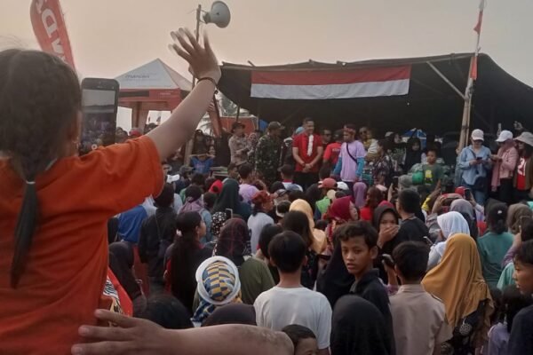 Ribuan Warga Sambut Kedatangan Hengky Kurniawan di Final Sepak Bola Wanita Memperingati HUT RI ke 79