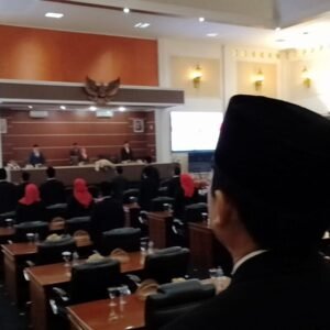 Ketua Sementara DPRD Purwakarta Mengumuman Pimpinan Fraksi-fraksi