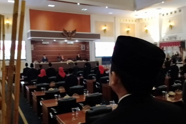 Ketua Sementara DPRD Purwakarta Mengumuman Pimpinan Fraksi-fraksi
