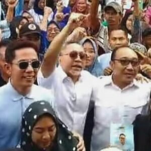 Ribuan Masyarakat Merbau Mataram, Mentri Zulhas Kenalkan Syaiful Anwar Ketua DPC GRINDRA Bersama Balonbup Radityo Egi Pratama