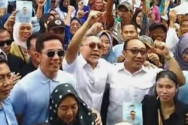Ribuan Masyarakat Merbau Mataram, Mentri Zulhas Kenalkan Syaiful Anwar Ketua DPC GRINDRA Bersama Balonbup Radityo Egi Pratama
